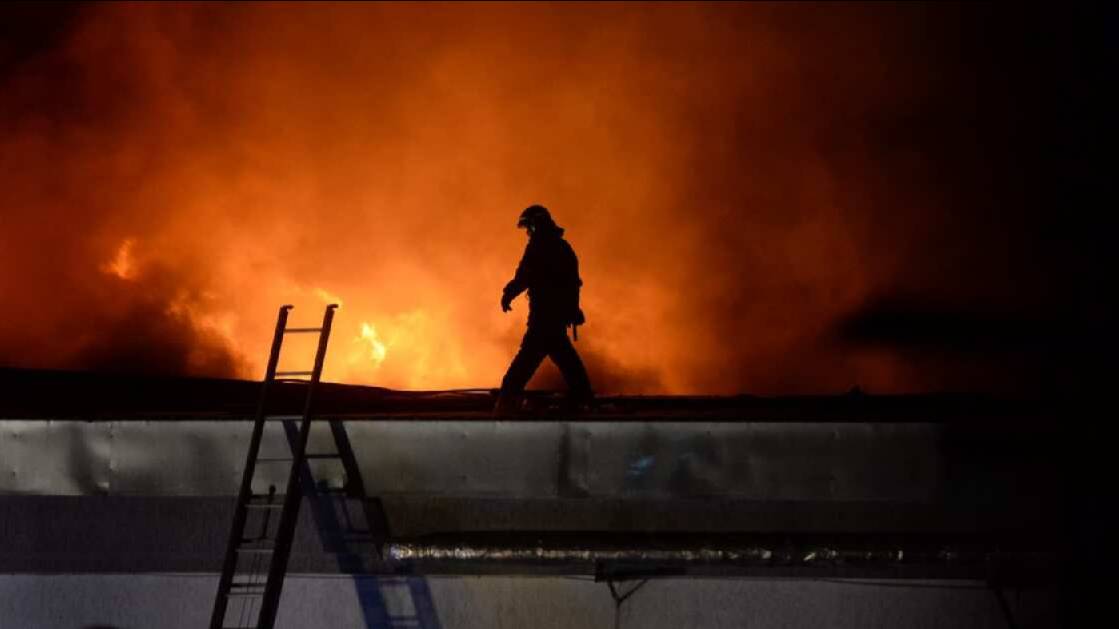 Пожар разгорелся в театральном институте Щукина в центре Москвы
