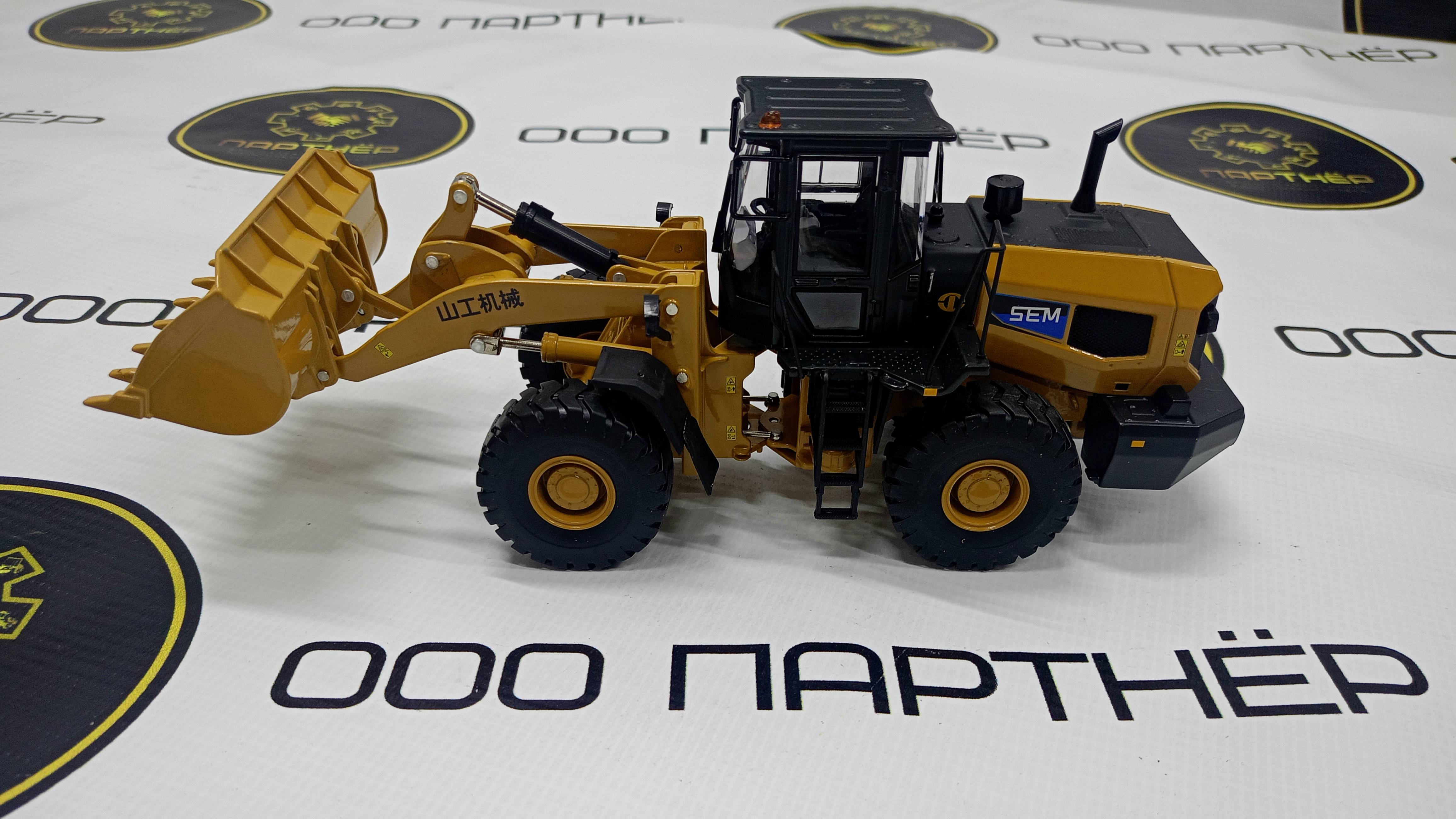 1;35 Масштабная коллекционная модель Фронтальный погрузчик SEM 653D