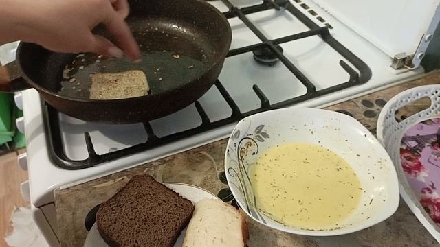 Горячие бутерброды с начинкой из жареной грудинки, маринованным огурцом и сосискаи🤗😋