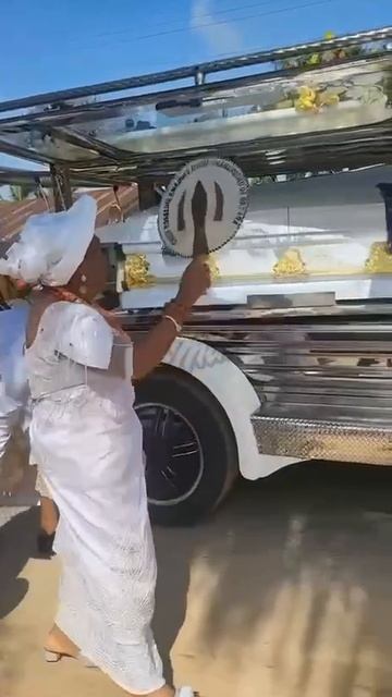 Если мои похороны не будут похожи на эти, то лучше кремируйте меня