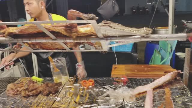Тайланд,Паттайя вечером ! А вы пробовали крокодила? Ночной рынок морепродуктов и фруктов!