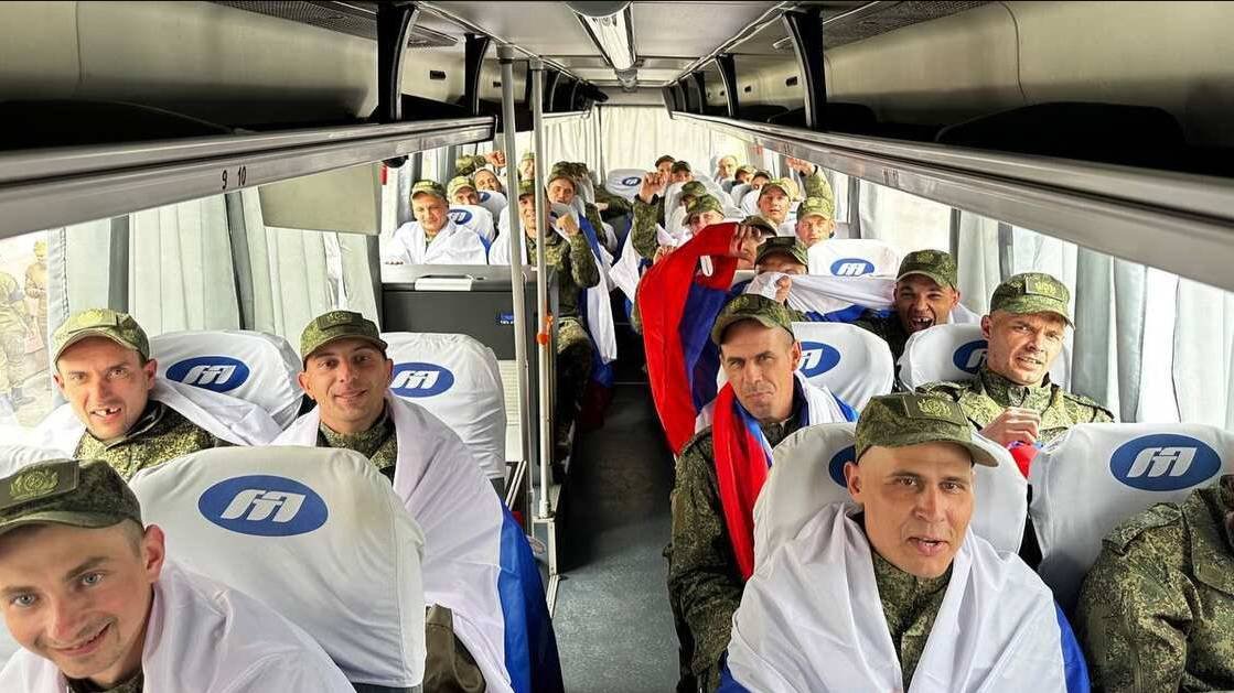 Возвращенные из плена военные РФ связались с родными