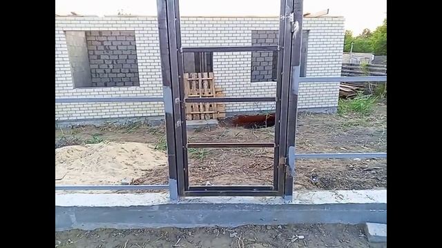 Сварил калитку в рамке . И установил её. Замедленная съёмка .