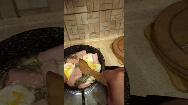 Готовлю себе яичницу с сосиской  на ужин...