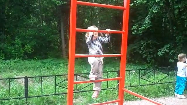 Катя на площадке