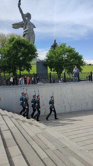 Смена караула на Мамаевом Кургане