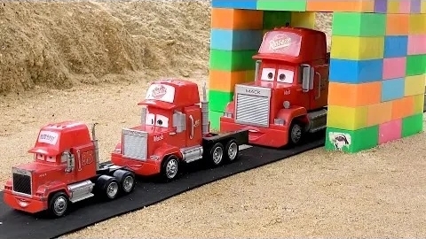 Грузовик Mack спасает попавших в аварию игрушки