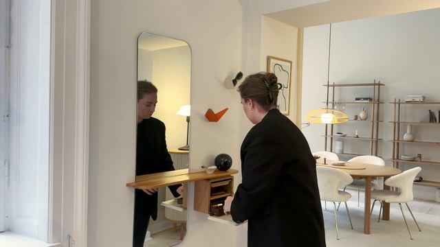 Настенное зеркало One More Look Mirror Stand в интерьере