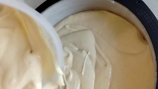 Шикарный пирог с творогом и чёрной смородиной.