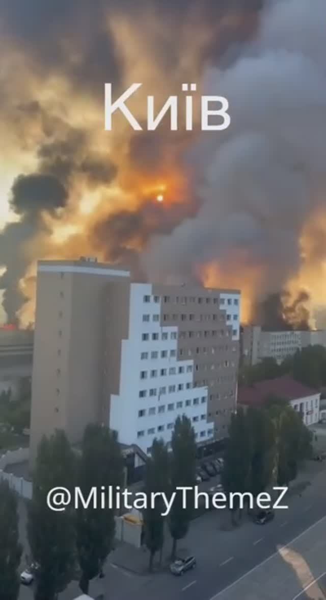 Продолжают появляться видео массированного налета БПЛА Герань-2 на Киев от 17.06.25