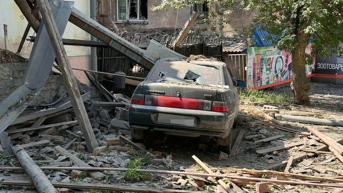 Улица в кусках стекла и бетона: что известно об ударе ВСУ по Донецку