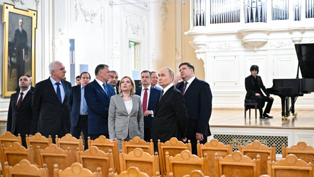 Путину провели экскурсию по отреставрированной консерватории в Петербурге
