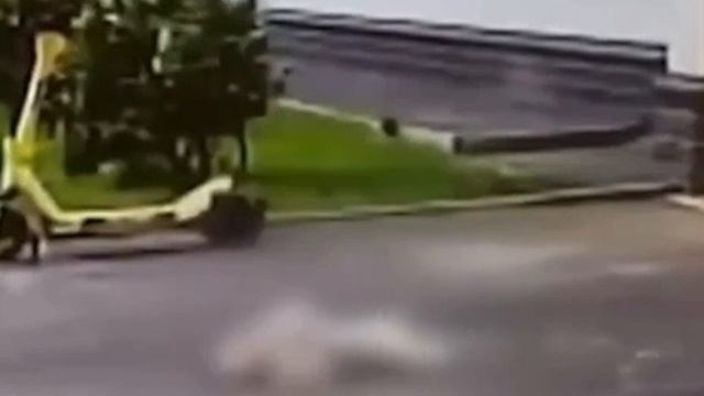 В Петербурге 2-летний ребенок выпал с 10 этажа, пока мать готовила ужин !!!