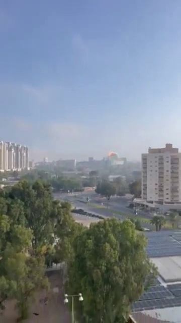 Сам момент прилета в больницу "Сорока" в городе Беэр-Шева. Можно оценить мощность боеголовки !!!