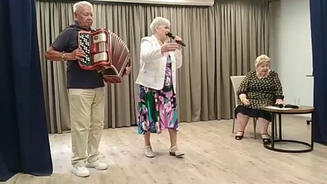 ПоётАнтонина Таранова, на концерте  Посиделкам 33года