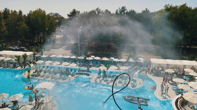 Экстремальное водное шоу в маленьком бассейне в Анапе