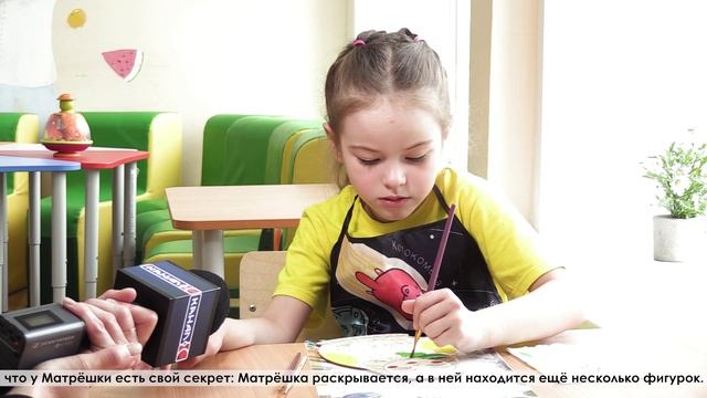 ДКЖ предложили подопечным центра помощи семьи и детям раскрасить Матрёшек на мастер-классе