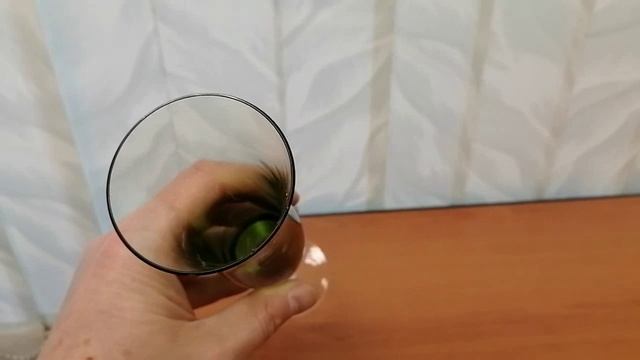 зелёный фужер для шампанского