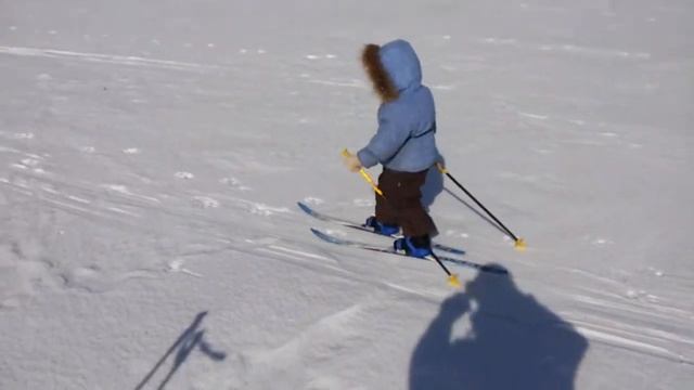 Катя учится кататься на лыжах