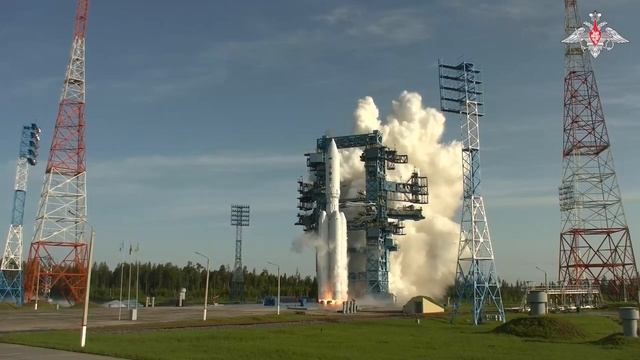 Тем временем МО РФ сообщило об успешном пуске ракеты-носителя «Ангара-А5» с космическими аппаратами