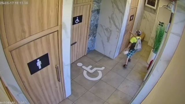 Юный вандал с туалетной бумагой атакует бесплатные туалеты в Красноярске
