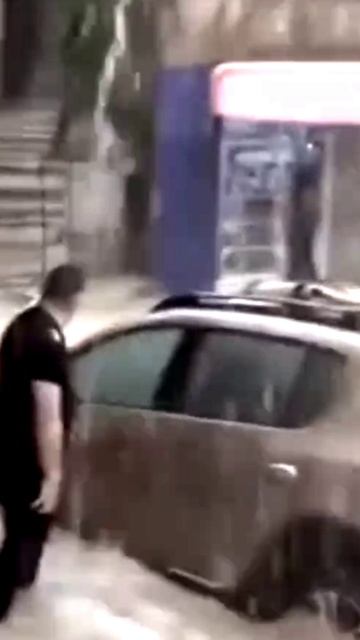 Ливневый паводок в Алжире сносит авто