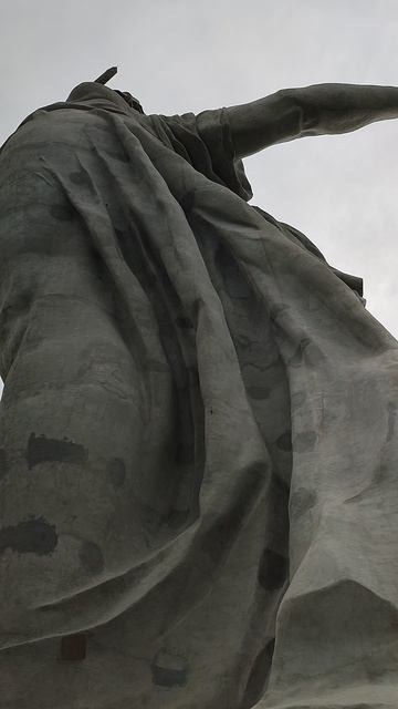 Родина мать у подножия