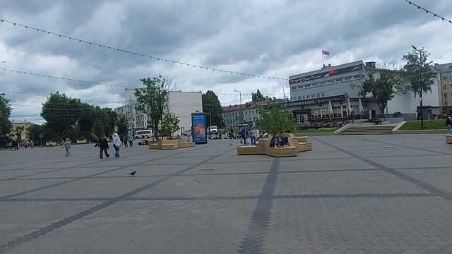Возле ЦУМа в Смоленске появились новые скамеечки - креслица для отдыха.