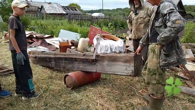 Все помогают ,разбираем гнилушки . Русская деревня 🏡🐔🏡🐔🏡💙