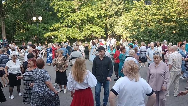 Она любила розы....... 15.06.25 Гомель парк Луначарского 🥰💫