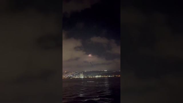 Еще кадры атаки на Израиль.
Видео снято с борта индийского торгового судна у берегов Израиля !!!