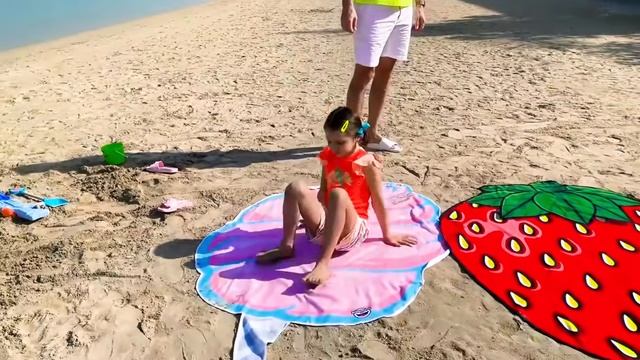 Miss Katy|Мисс Кэти Катя и Макс играют на пляже