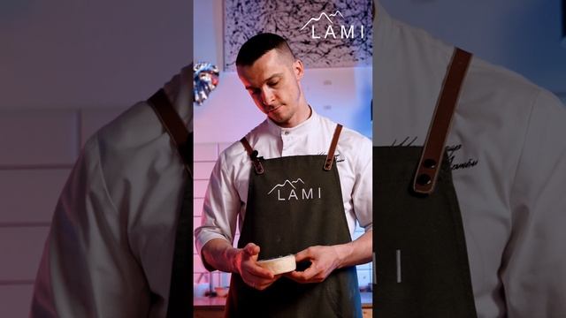 Панини с жареный сыром LAMI, цыплёнком ветчиной и зеленью