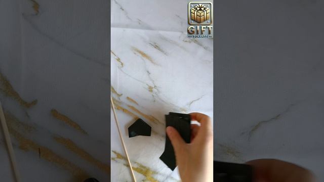 Как сделать цветок из атласной ленты?