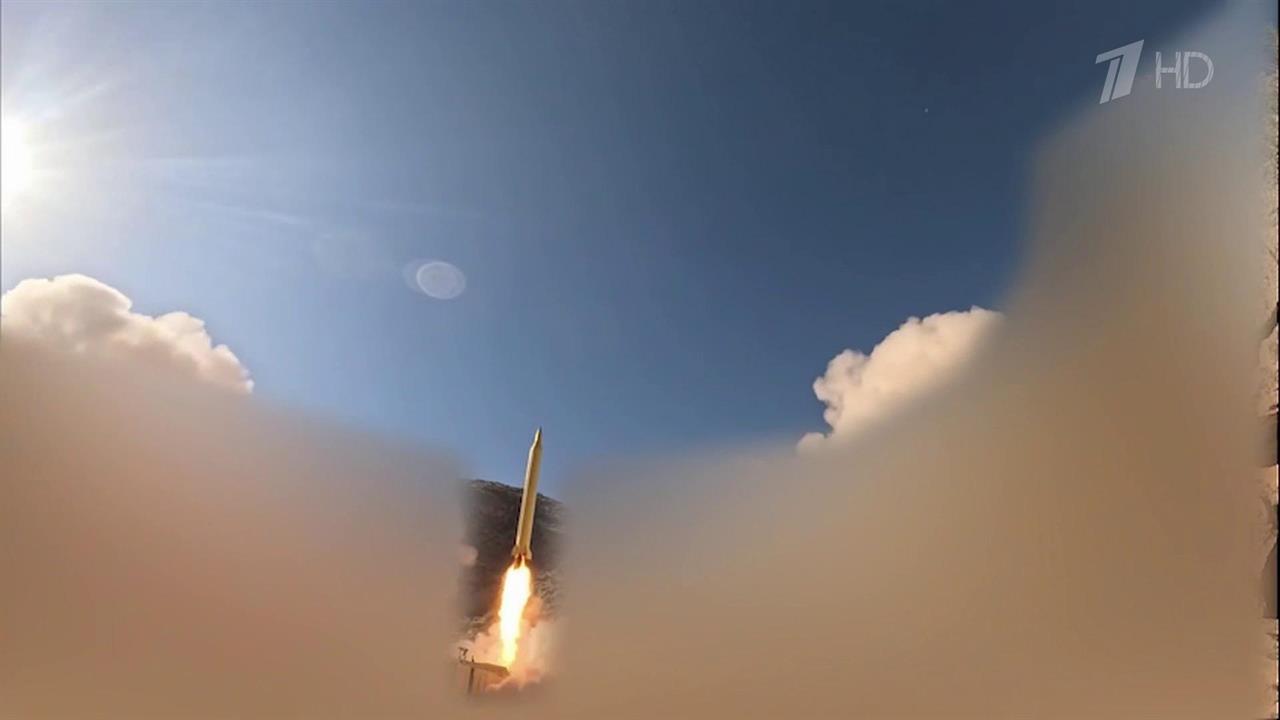 Телеграм-каналы публикуют кадры запуска иранских баллистических ракет по Израилю
