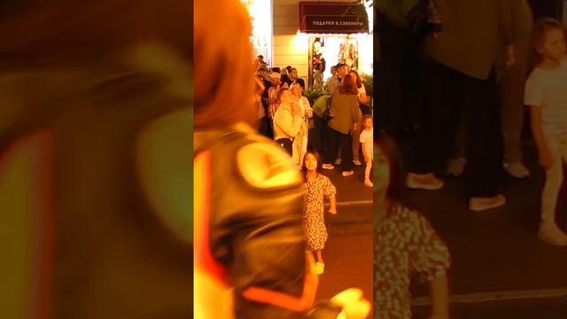 Уличные танцы на Никольской в Москве