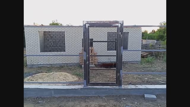 Сварил калитку в рамке . И установил её. Замедленная съёмка .