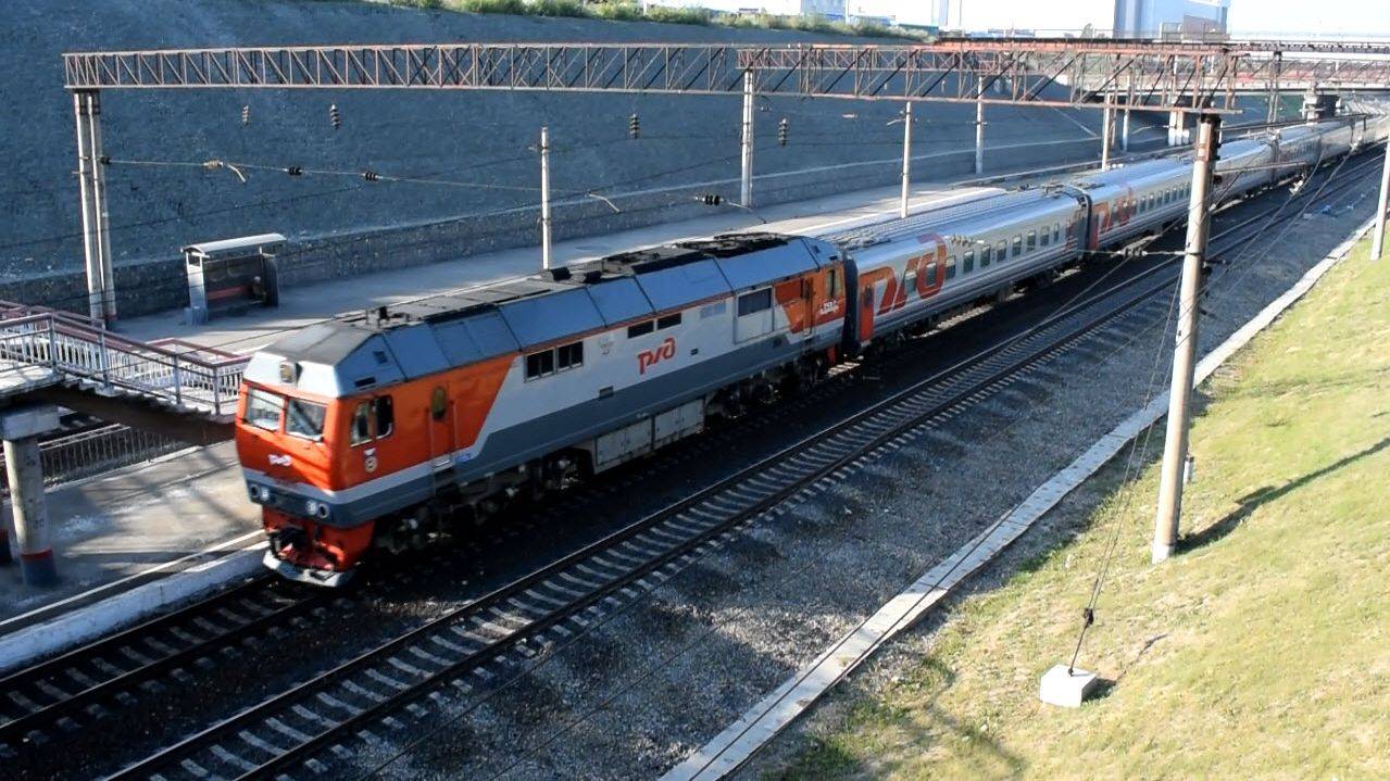 Тепловоз ТЭП70БС-261 с поездом "Калина красная".