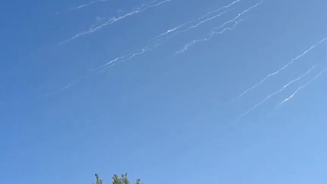 Иран запустил новую волну ракет по Израилю.