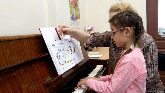 Разбор песенки "Кошечка" с Амирой
