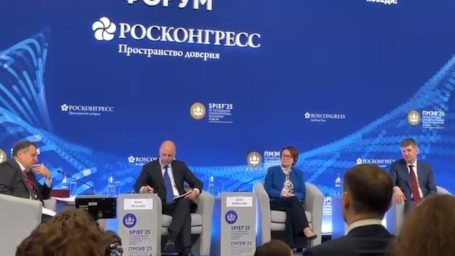 Собчак перекрикивала Набиуллину на ПМЭФ: виноваты тонкие стены