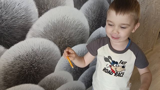 Я буду рисовать маме одуванчик,а папе семью.