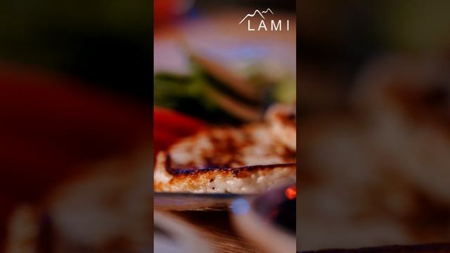 ЛамБургер  LAMI со сметанным соусом и свежими овощами и авокадо
