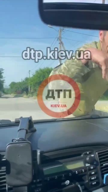 🏎🇺🇦Краткое пособие по самообороне от ТЦК:капототерапия
-Сегодня в одном из городов Украины…🔽🔽🔽
