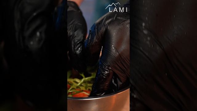 Салат со сладкими томатами, печёным перцем с жареным сыром LAMI и свежей рукколой