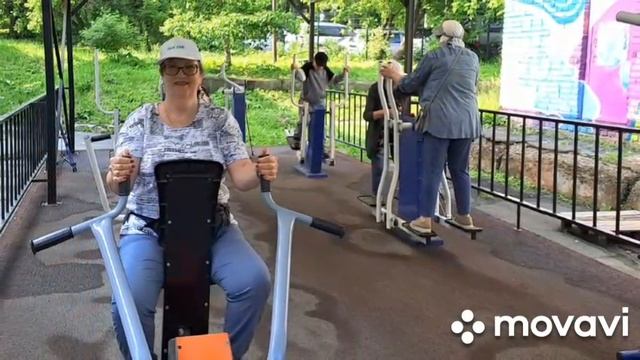 Клуб "Долгожитель" занимается на тренажерах.