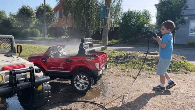 Артём и Милана моют машинки|Детская автомойка|Котэ Автомойка|Видео для детей|Машинки