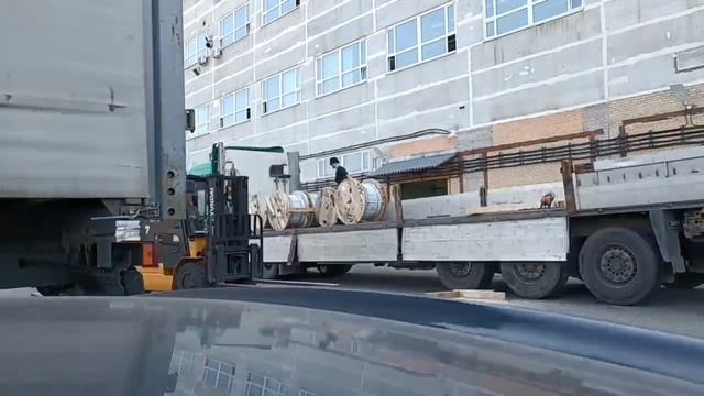 В мире огромное множество профессий. Одна из них, часто незаметная, но невероятно важная – грузчик.