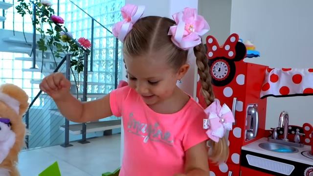 Диана и Рома Диана и забавная игрушечная собачка