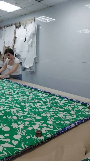 Когда ищешь работу и спортзал в одном флаконе 💪 — Добро пожаловать в швейный цех! 😅